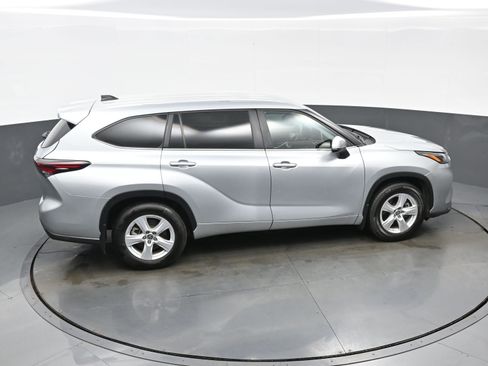 Used 2024 Toyota Highlander LE AWD/4WD image 41
