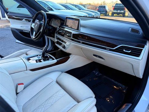 Used 2018 BMW 750i image 17