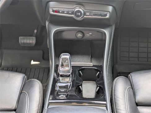 Used 2023 Volvo XC40 B5 Plus image 20