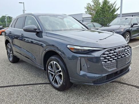 Used 2025 Audi Q5 Premium w/ Convenience Package image 2