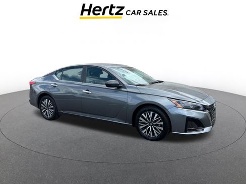 Used 2025 Nissan Altima 2.5 SV image 1