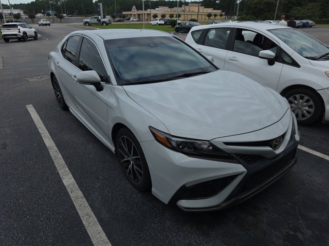 Used 2022 Toyota Camry SE FWD image 1