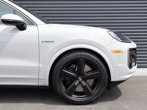 Certified 2025 Porsche Cayenne Turbo AWD/4WD image 12