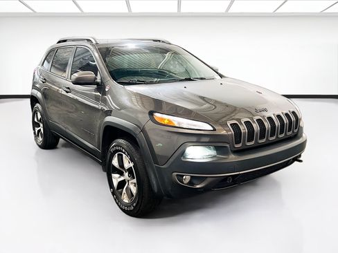 Used 2018 Jeep Cherokee Trailhawk AWD/4WD image 3