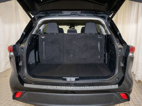 Used 2023 Toyota Highlander LE image 6