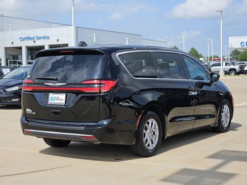 Used 2024 Chrysler Pacifica Touring FWD image 7