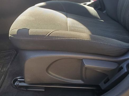 Used 2018 Ford Focus SE w/ Cold Weather Package FWD image 13