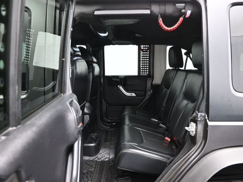Used 2016 Jeep Wrangler Unlimited Rubicon image 11