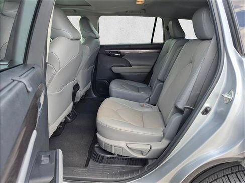 Used 2022 Toyota Highlander Limited FWD image 19