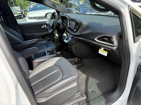 Used 2026 Chrysler Pacifica Select FWD image 11