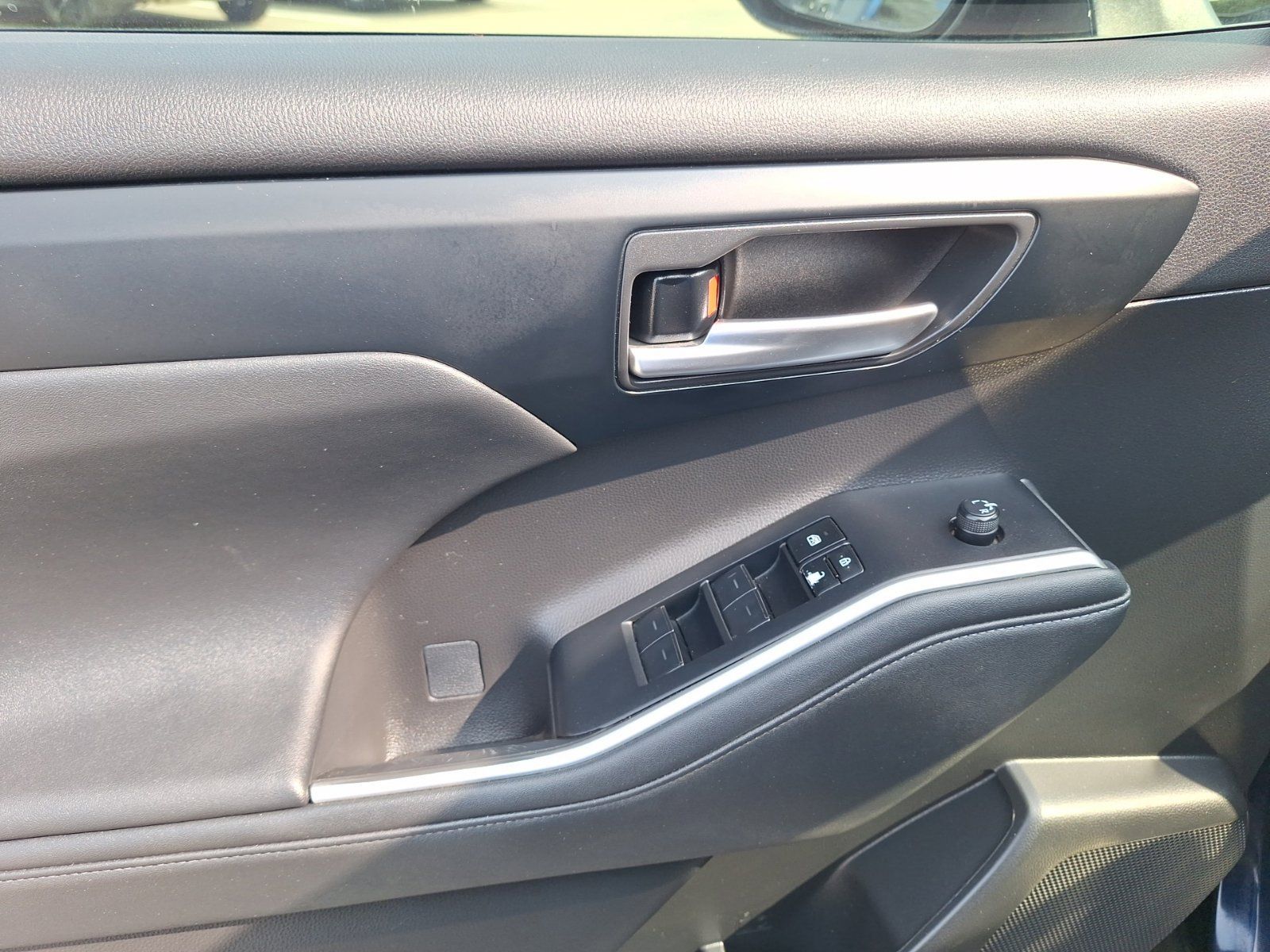 Used 2023 Toyota Highlander XLE FWD image 17