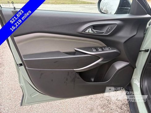 Used 2024 Chevrolet Trax ACTIV w/ Sunroof Package image 11