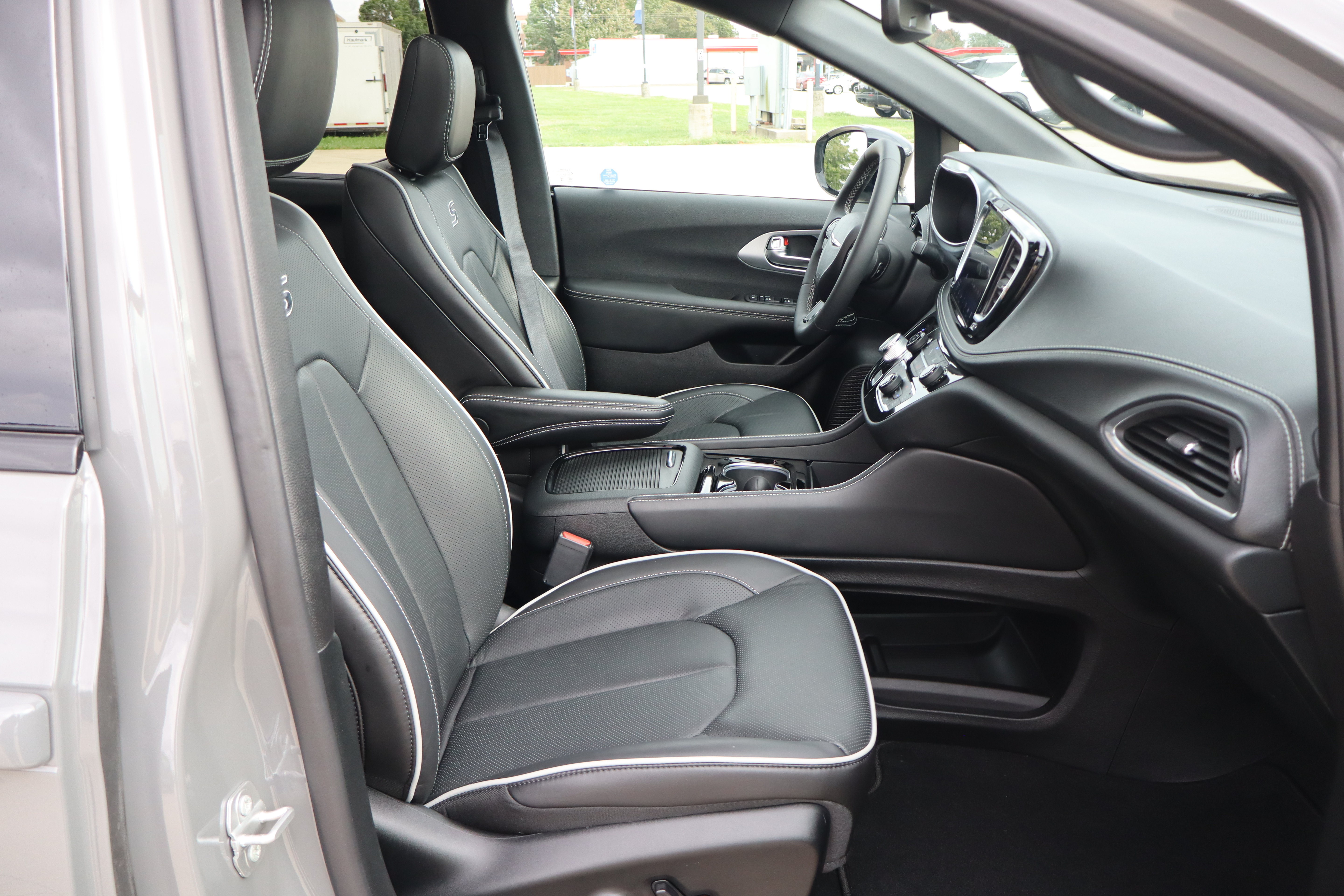 Used 2025 Chrysler Pacifica Limited FWD image 14