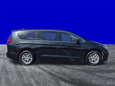 Used 2023 Chrysler Pacifica Touring-L FWD image 3