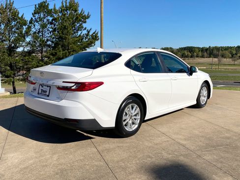 Used 2025 Toyota Camry LE image 6