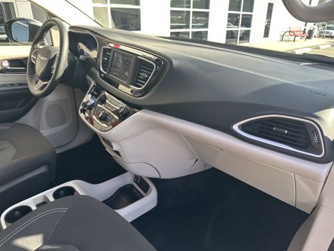 Used 2023 Chrysler Voyager LX image 31