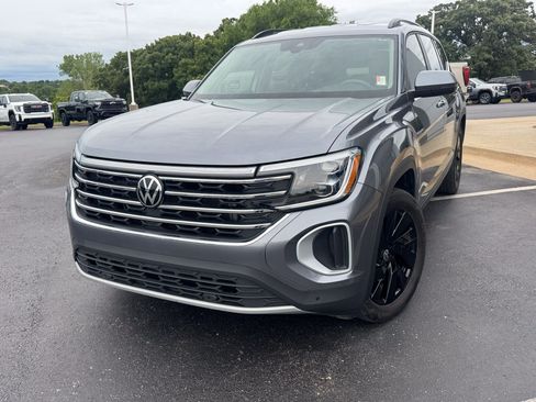 Used 2024 Volkswagen Atlas SE w/ Black Wheel Package FWD image 2