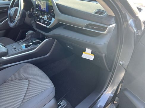 New 2024 Toyota Highlander FWD image 31