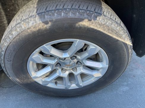 Used 2025 Chevrolet Suburban LT RWD image 3