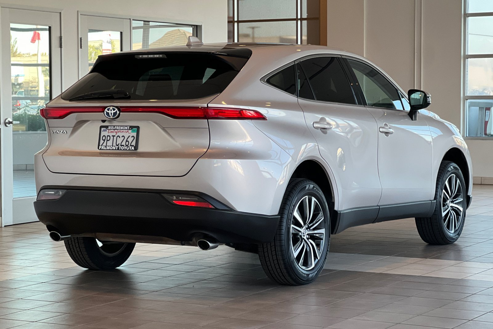 Certified 2024 Toyota Venza LE AWD/4WD image 4