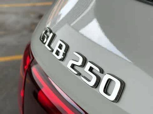 Used 2026 Mercedes-Benz GLB 250 4MATIC image 10