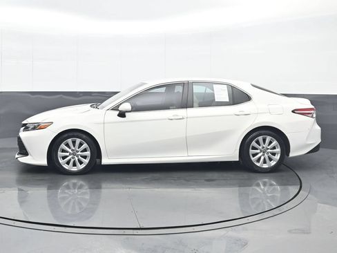 Used 2018 Toyota Camry LE FWD image 3