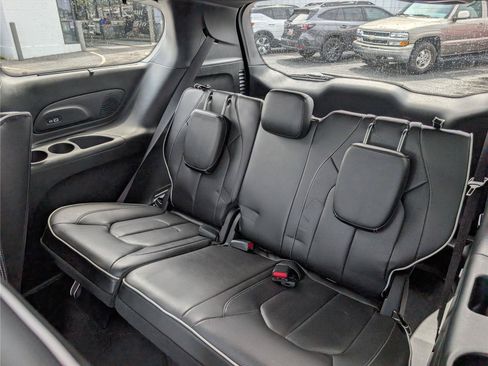 Used 2023 Chrysler Pacifica Limited w/ Uconnect Theater Family Group FWD image 16