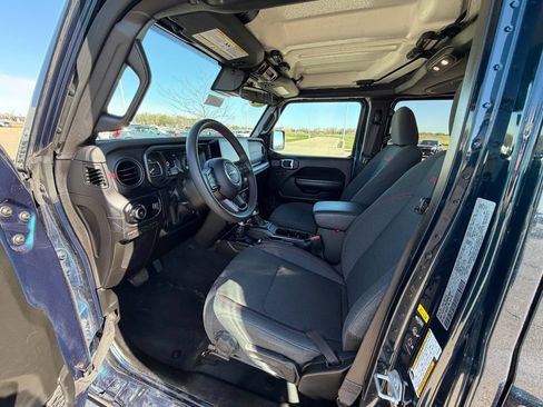 Used 2025 Jeep Wrangler Unlimited Rubicon AWD/4WD image 16