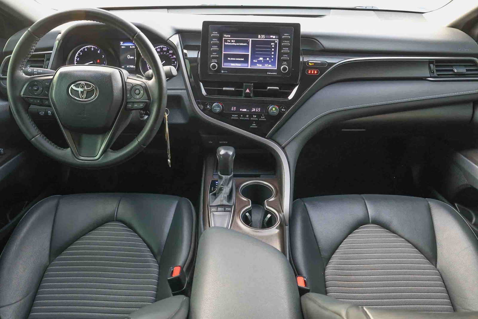 Used 2024 Toyota Camry SE FWD image 2