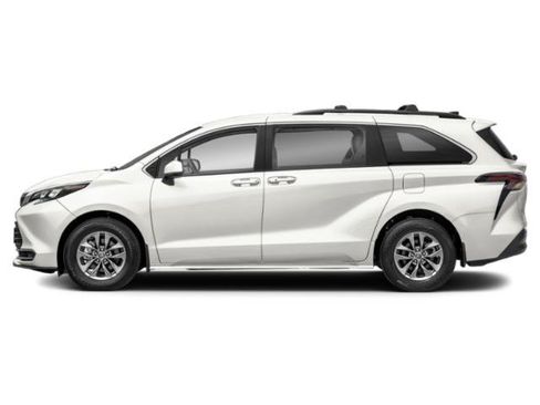 Used 2025 Toyota Sienna LE FWD image 3