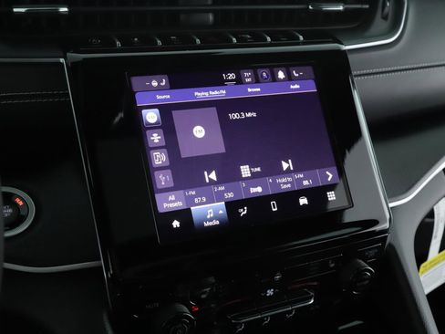 New 2025 Jeep Grand Cherokee Altitude image 12