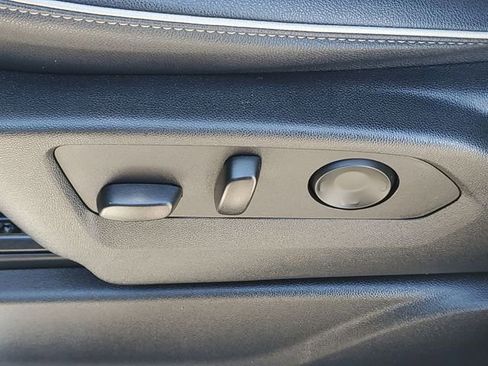 Used 2023 GMC Yukon SLT w/ SLT Luxury Package image 9