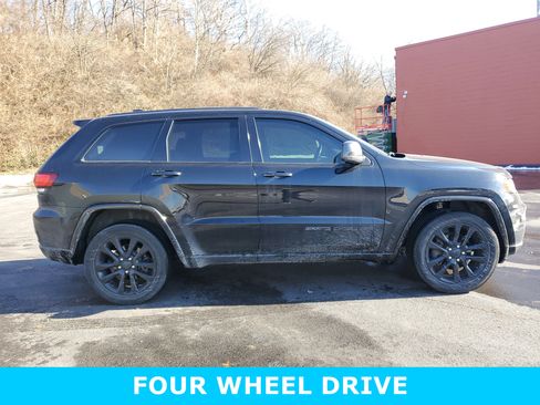 Used 2017 Jeep Grand Cherokee Altitude image 3