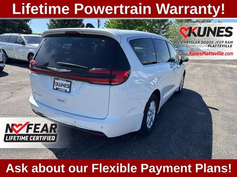Used 2023 Chrysler Pacifica Touring-L FWD image 4