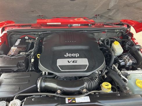 Used 2014 Jeep Wrangler Unlimited Sahara w/ Connectivity Group AWD/4WD image 15