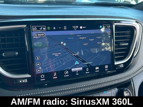 Used 2025 Chrysler Pacifica Limited image 17