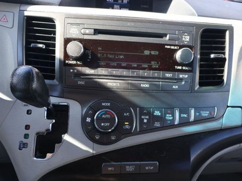 Used 2013 Toyota Sienna LE w/ Towing Pkg FWD image 16