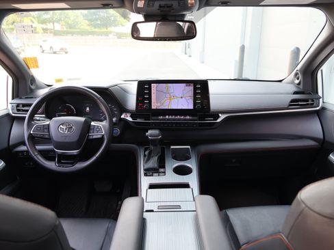 Used 2023 Toyota Sienna XSE w/ XSE Plus Package FWD image 15