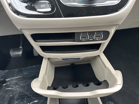 Used 2024 Chrysler Pacifica Touring-L FWD image 33