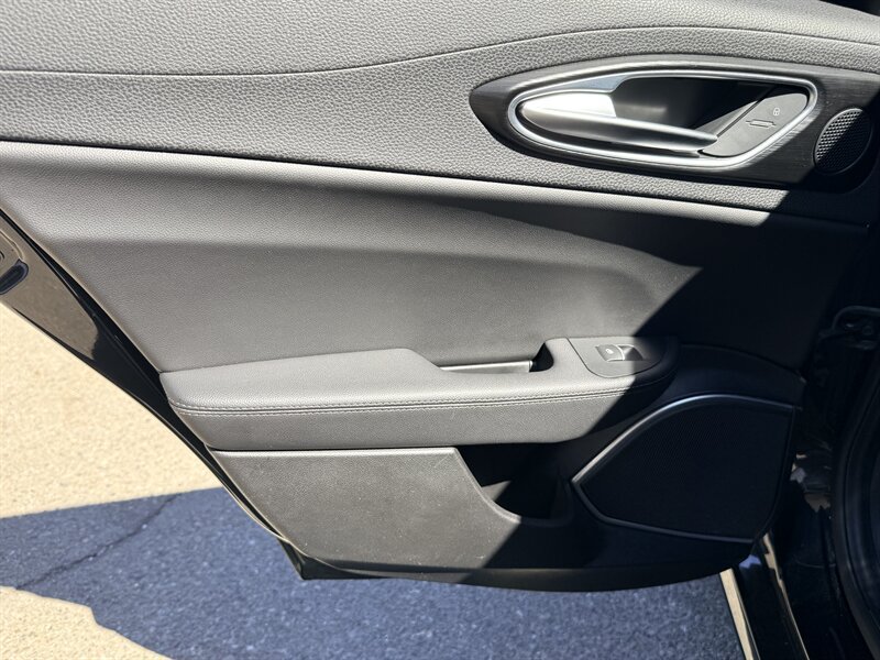 Used 2018 Alfa Romeo Giulia AWD image 23