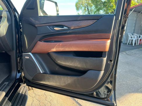 Used 2017 Cadillac Escalade Luxury AWD/4WD image 19