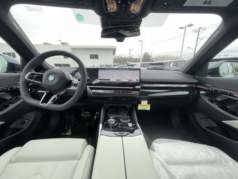 New 2026 BMW 550e xDrive AWD/4WD image 16
