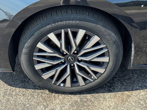 Used 2025 Nissan Altima 2.5 SV FWD image 10