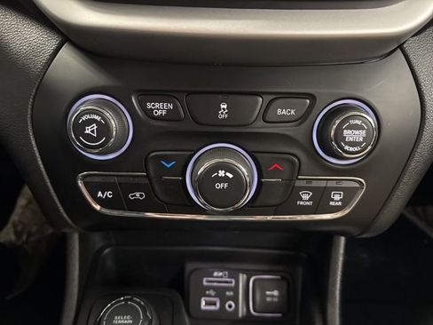 Used 2015 Jeep Cherokee Latitude w/ Cold Weather Group image 39