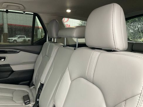 Used 2025 Honda Pilot Touring image 11