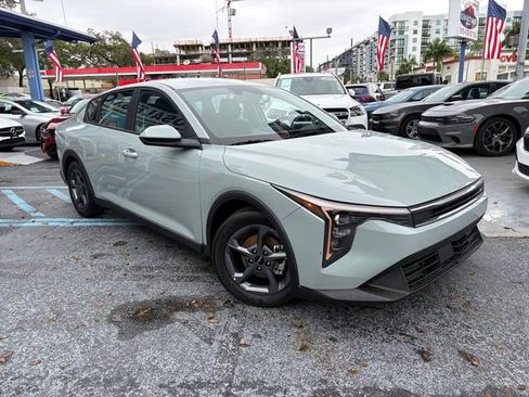 Used 2025 Kia K4 LX image 2