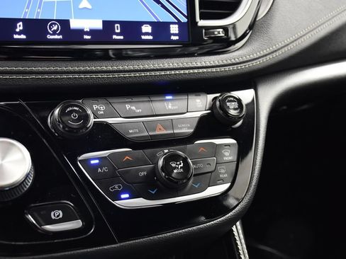 Used 2022 Chrysler Pacifica Limited w/ Uconnect Theater Family Group FWD image 30