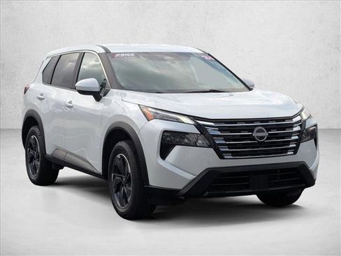 Used 2024 Nissan Rogue SV image 3