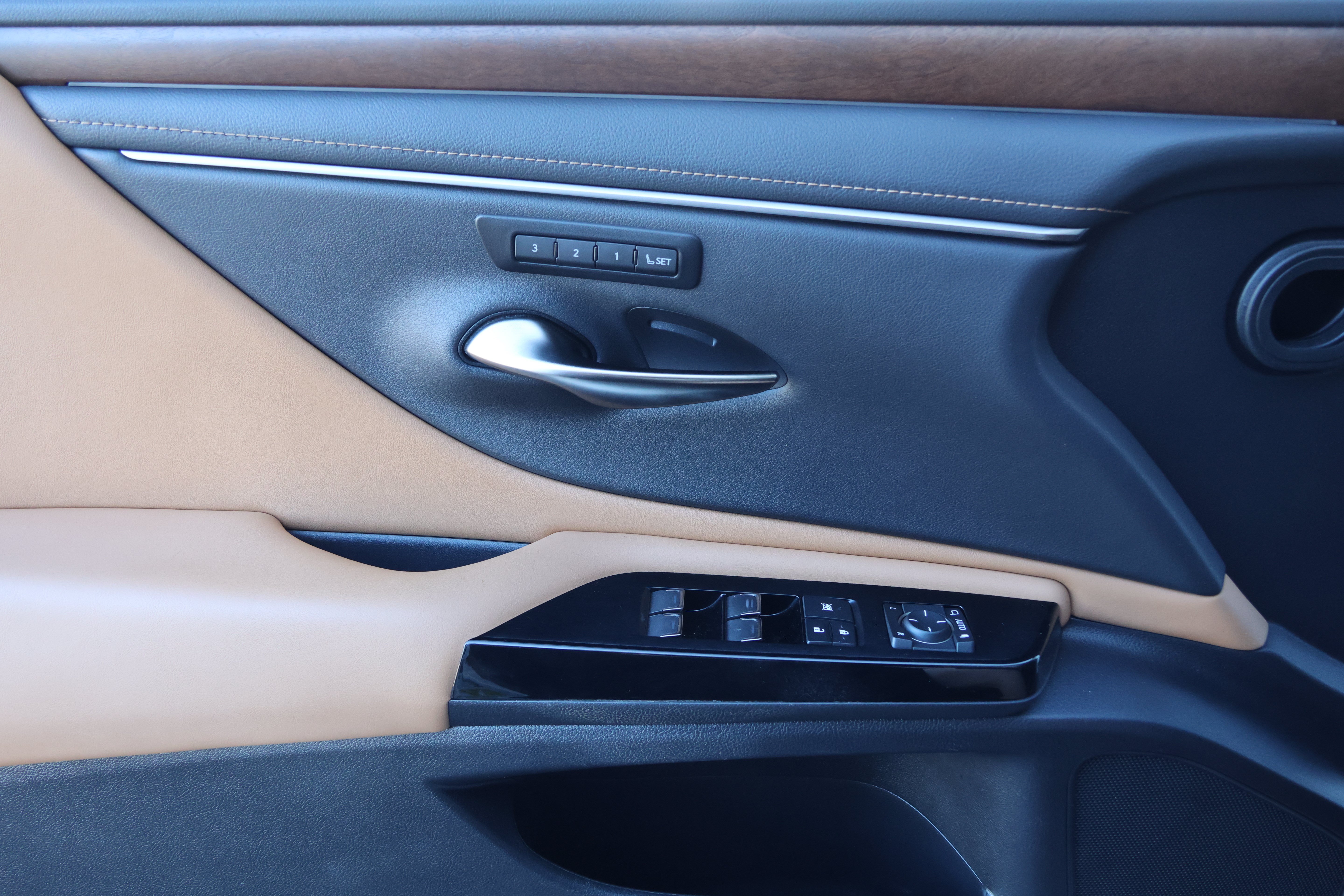 Used 2025 Lexus ES 350 w/ Technology Package FWD image 12