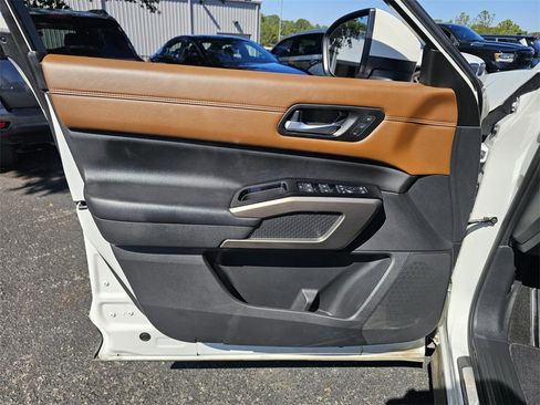 Used 2024 Nissan Pathfinder Platinum w/ Black Appearance Package image 12